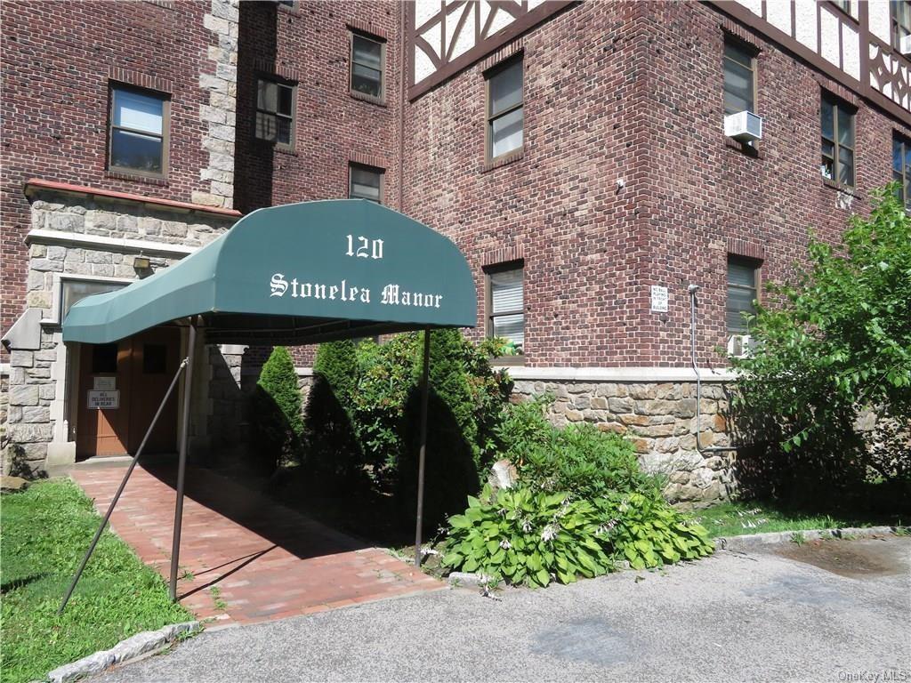 Rental Property at Stonelea Place 4H, New Rochelle, New York - Bedrooms: 1 
Bathrooms: 1  - $2,095 MO.