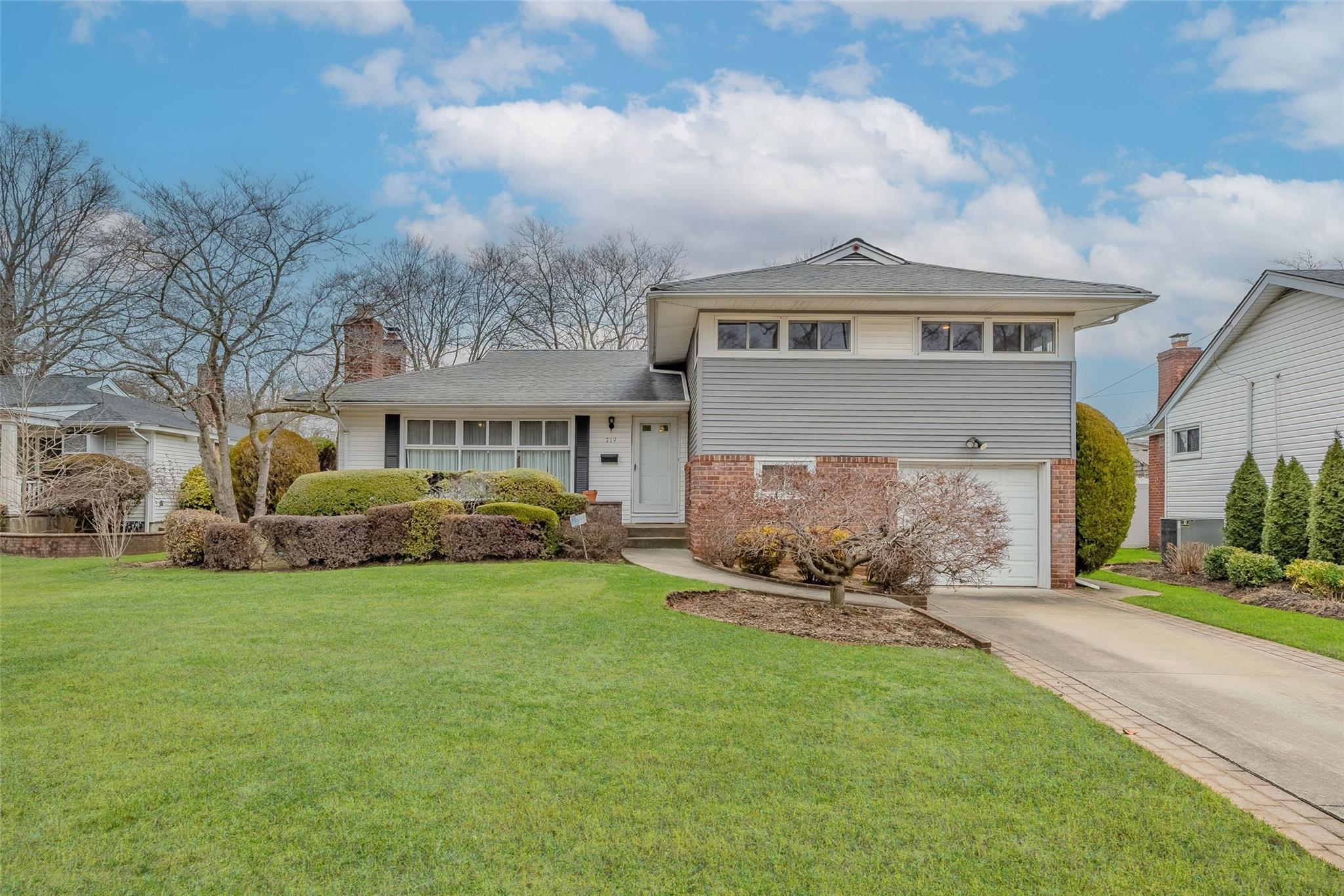 719 Richmond Road, East Meadow, New York image 2