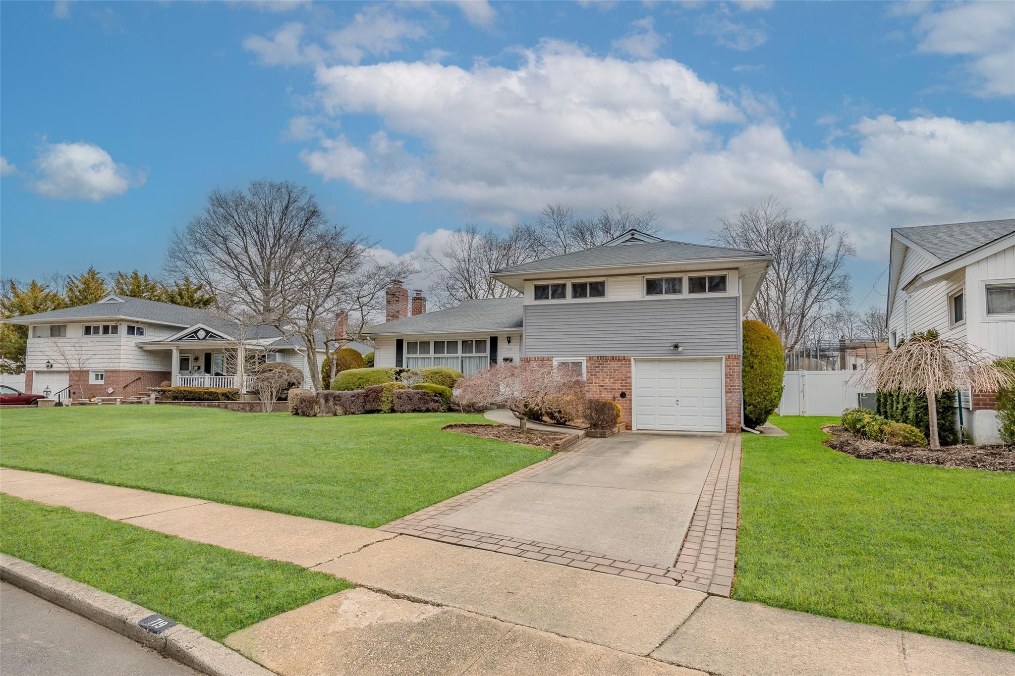 719 Richmond Road, East Meadow, New York image 3