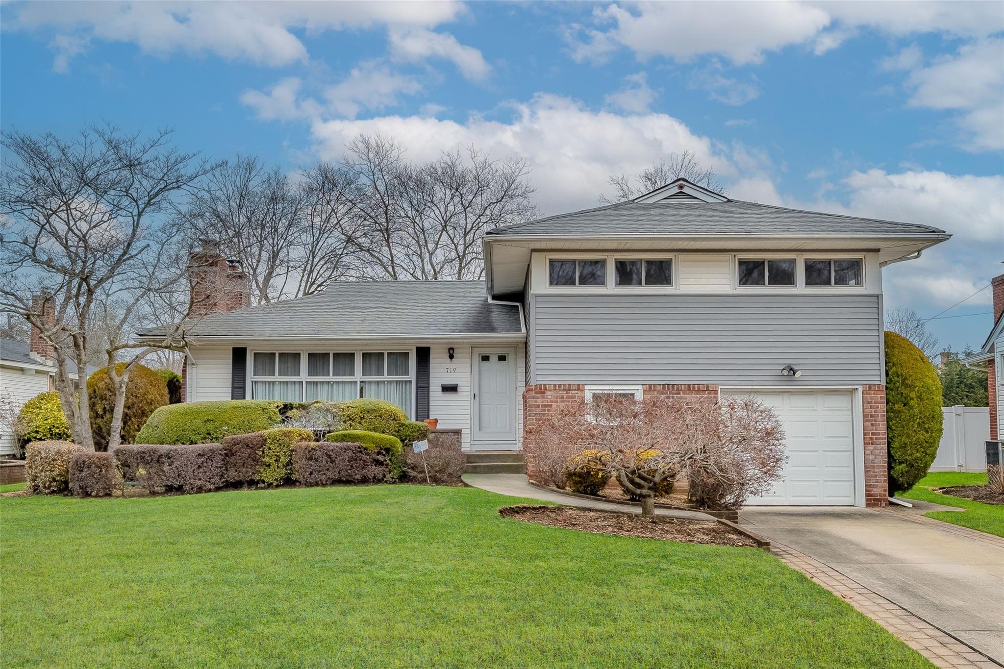 719 Richmond Road, East Meadow, New York image 1