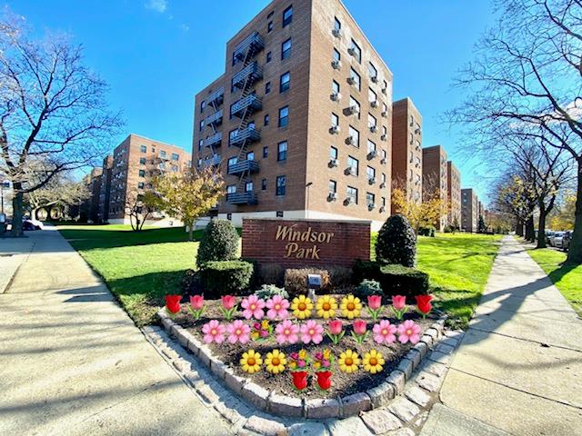 210 Street 2E, Bayside, Queens, NY - 2 Bedrooms  
1 Bathrooms  
4 Rooms - 