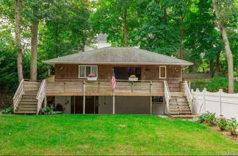 Photo of 31 Apricot Road, Rocky Point, NY 11778 (MLS # 987110)
