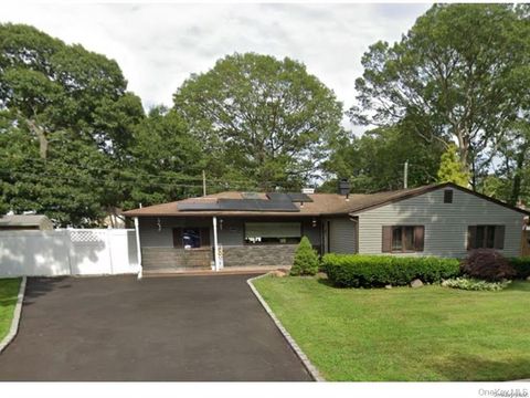 Photo of 19 Bridle Path, Farmingville, NY 11738 (MLS # 981264)