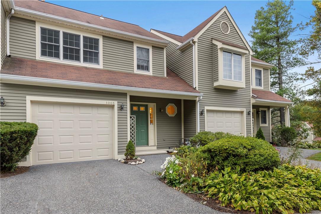 Kensington Way, Mount Kisco, New York - 2 Bedrooms  
3 Bathrooms  
7 Rooms - 