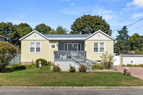 Photo of 38 Palm St, Lindenhurst, NY 11757 (MLS # 918505)