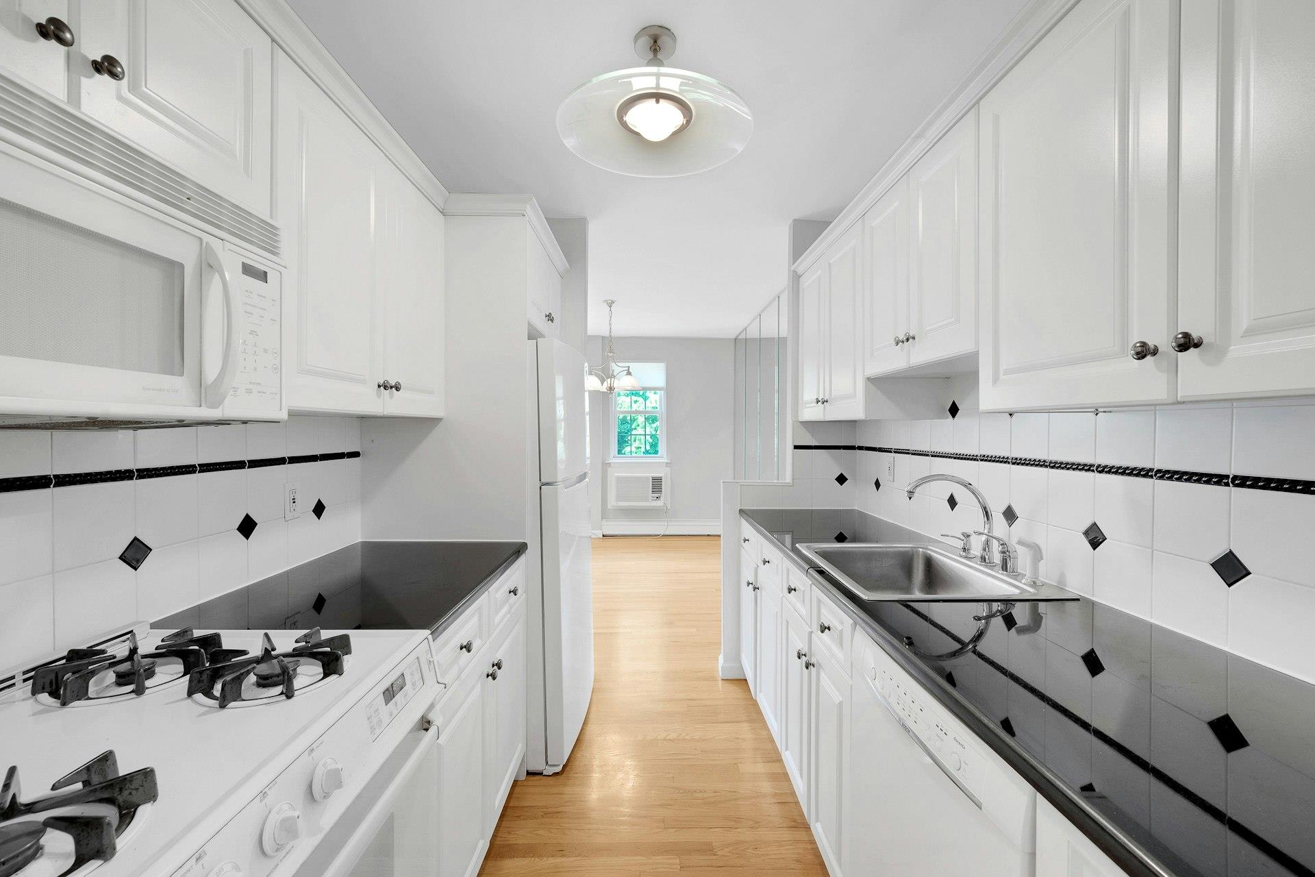 Tuckahoe, New York 10709, United States, 2 Bedrooms Bedrooms, ,2 BathroomsBathrooms,Residential,Active,170345