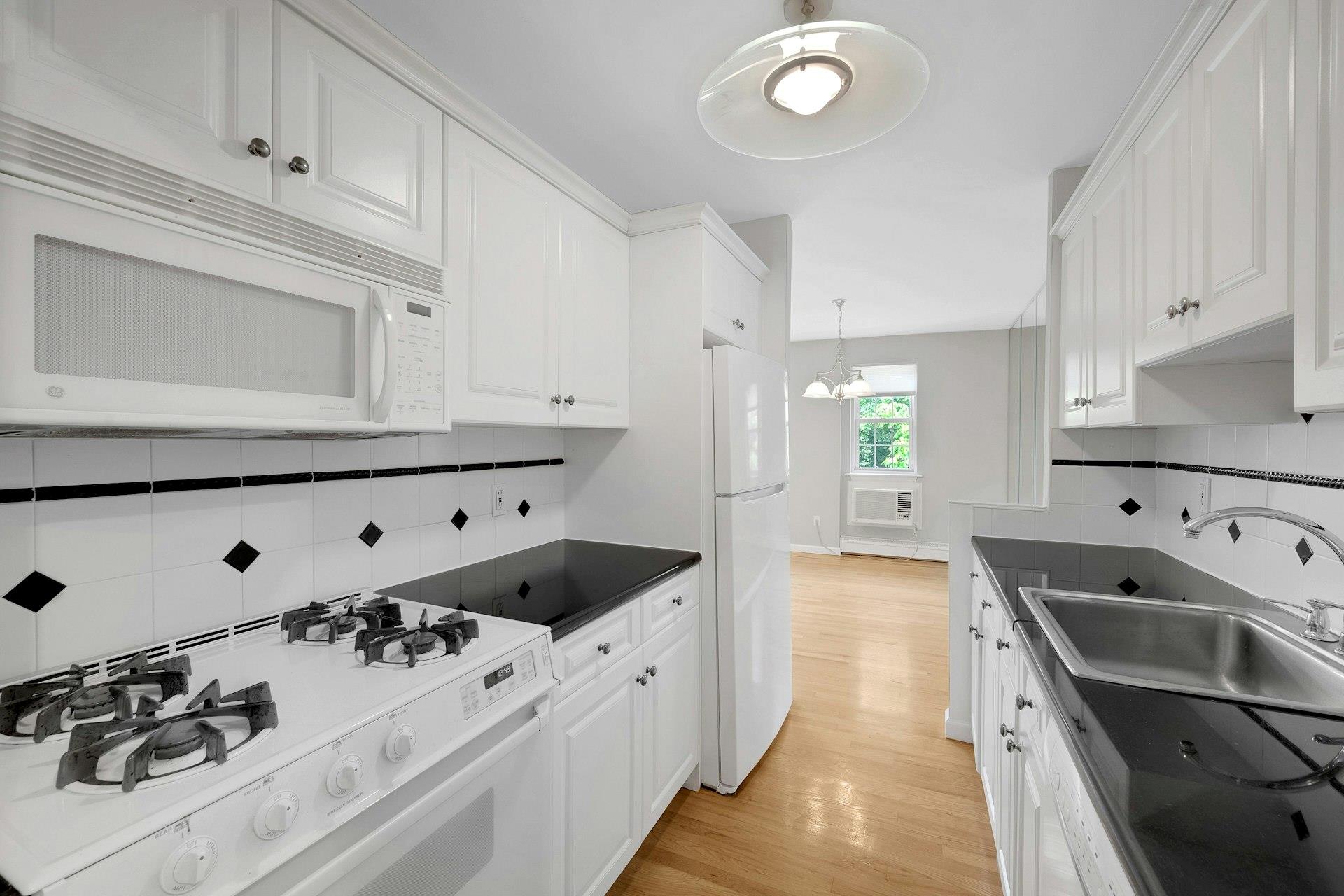 Tuckahoe, New York 10709, United States, 2 Bedrooms Bedrooms, ,2 BathroomsBathrooms,Residential,Active,170345