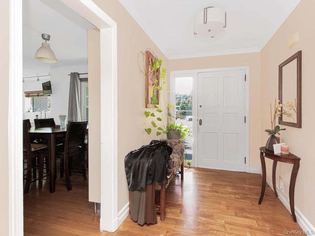 Photo of 35 Barnard Road, New Rochelle, NY 10801 (MLS # 1027989)