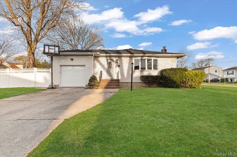 Photo of 719 Catskill Avenue, Lindenhurst, NY 11757 (MLS # 986866)