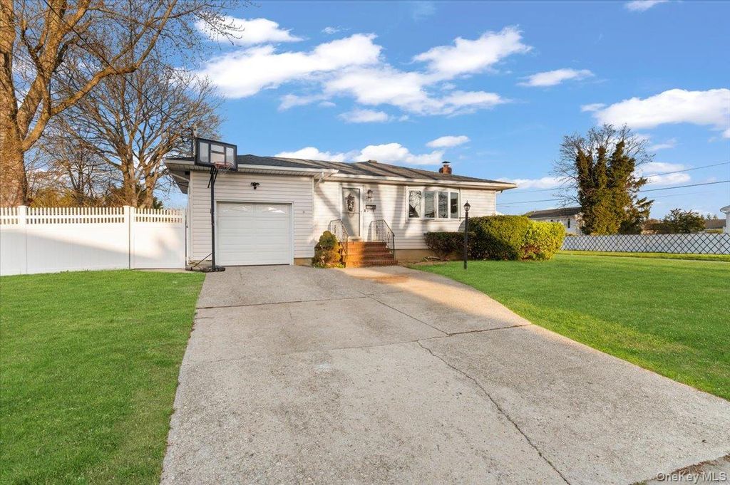 Photo of 719 Catskill Avenue, Lindenhurst, NY 11757 (MLS # 986866)