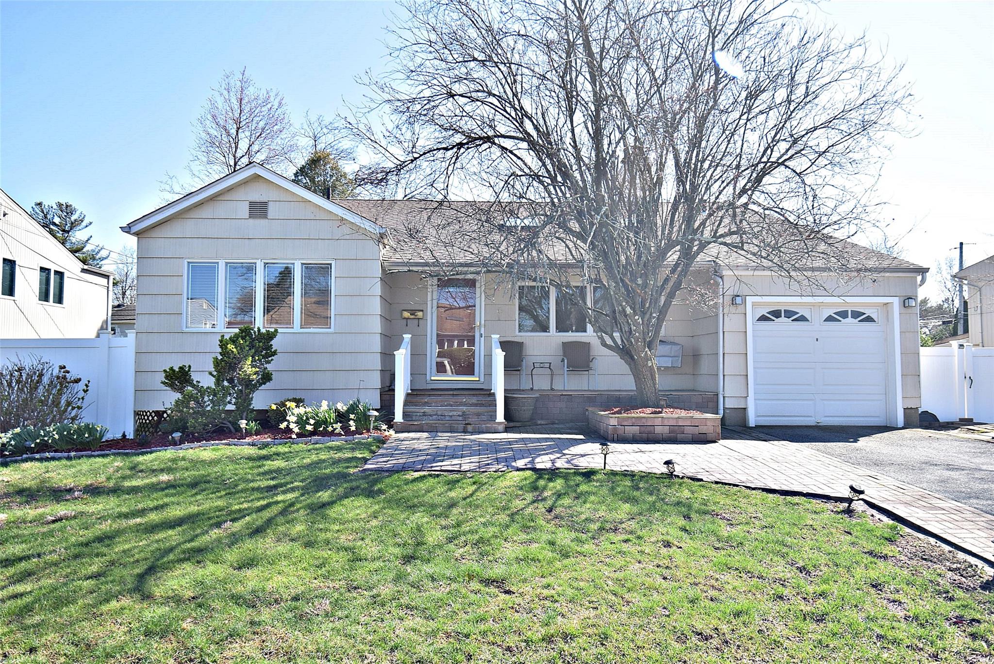 6 Gary Road, Syosset, New York image 1