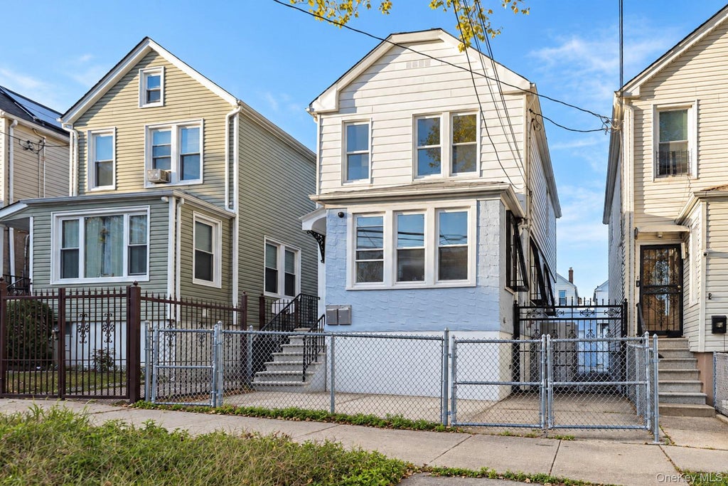 Photo of 2229 Seward Avenue, Bronx, NY 10473 (MLS # 1067967)