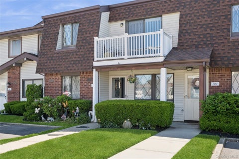 Condo For Sale - 100 S Cambridge Drive #100<br/> Copiague, NY 11726