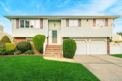 Photo of 16 Sue-Ann Court, North Babylon, NY 11703 (MLS # 932302)