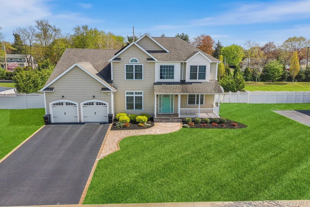 Photo of 17 Country View Lane, Greenlawn, NY 11740 (MLS # 990433)