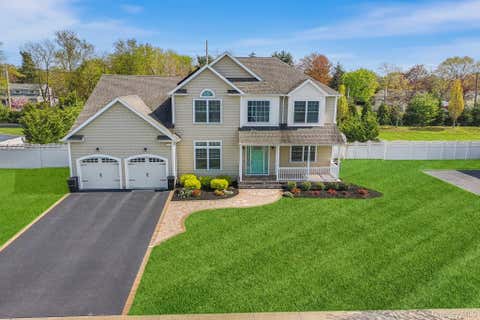 Homes For Sale - 17 Country View Lane<br/> Greenlawn, NY 11740