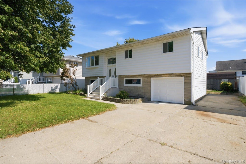 Photo of 14 Garfield Place, Lindenhurst, NY 11757 (MLS # 1048280)