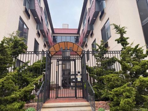 Photo of 425 Shore Road #3A, Long Beach, NY 11561 (MLS # 989176)