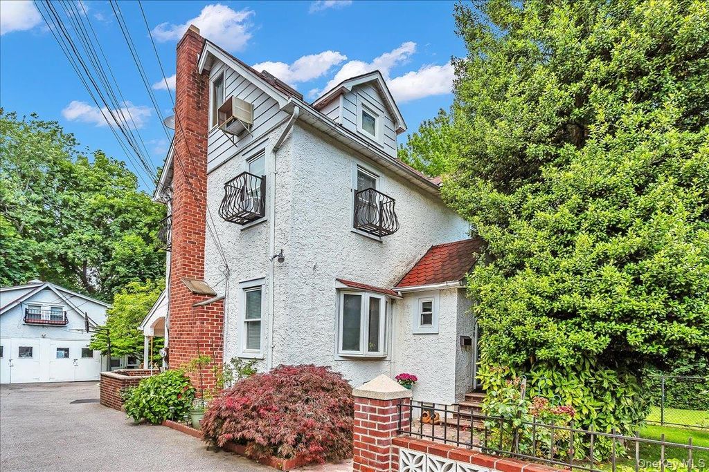 Photo of 21 Hayden Avenue, Great Neck, NY 11024 (MLS # 927591)