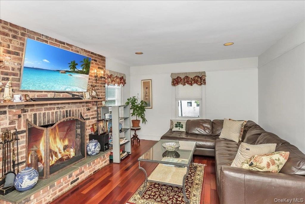 Photo of 21 Hayden Avenue, Great Neck, NY 11024 (MLS # 927591)