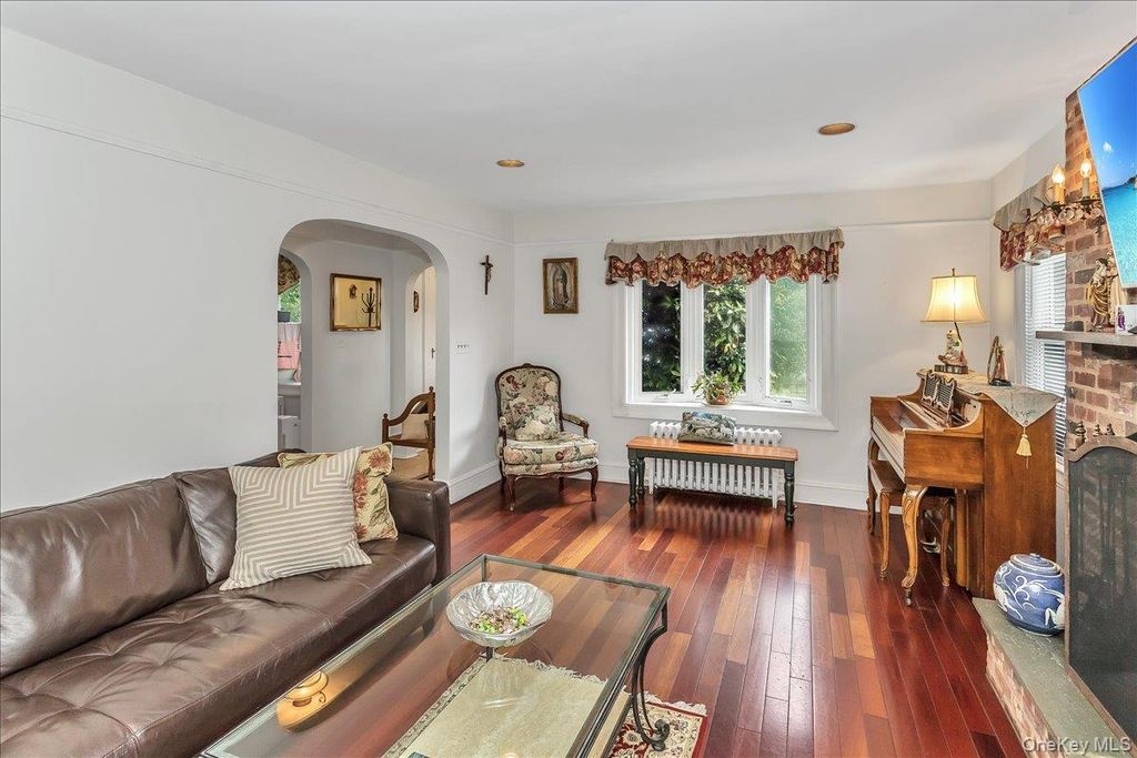 Photo of 21 Hayden Avenue, Great Neck, NY 11024 (MLS # 927591)