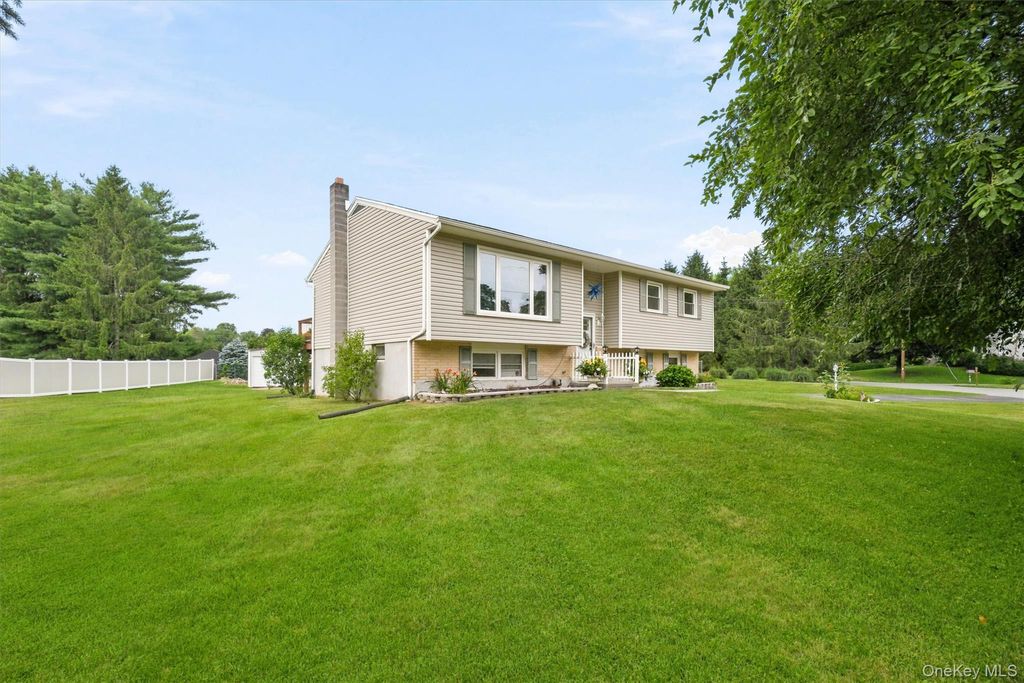 Photo of 40 Long Meadow Drive, Staatsburg, NY 12580 (MLS # 1020599)