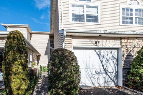 Photo of 97 Windwatch Drive, Hauppauge, NY 11788 (MLS # 943625)