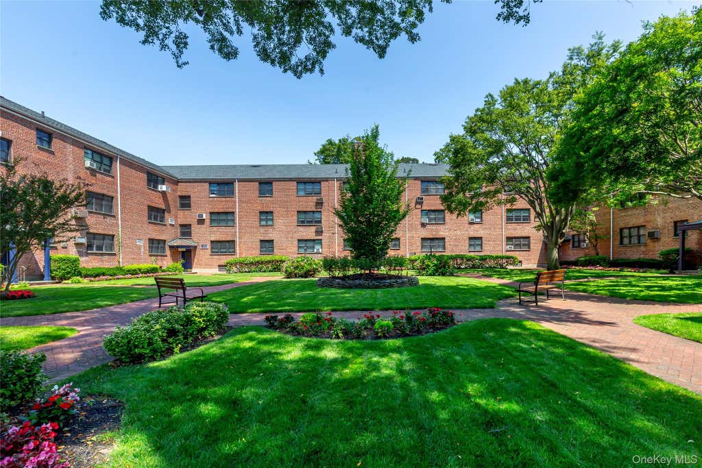 Photo of 15 Beach Road #3-A, Great Neck, NY 11023 (MLS # 1037544)