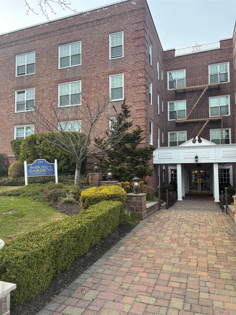 Photo of 194 Smith Street #3P, Freeport, NY 11520 (MLS # 839068) Photo of 194 Smith Street #3P, Freeport, NY 11520 (MLS # 839068)