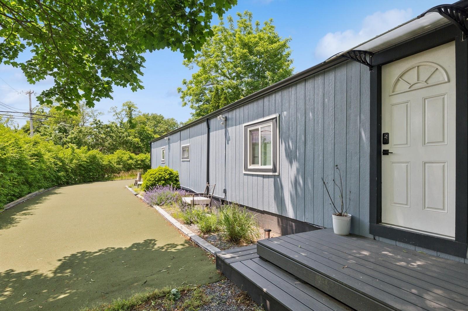 N Railroad Avenue, Jamesport, Hamptons, NY - 2 Bedrooms  
2 Bathrooms - 