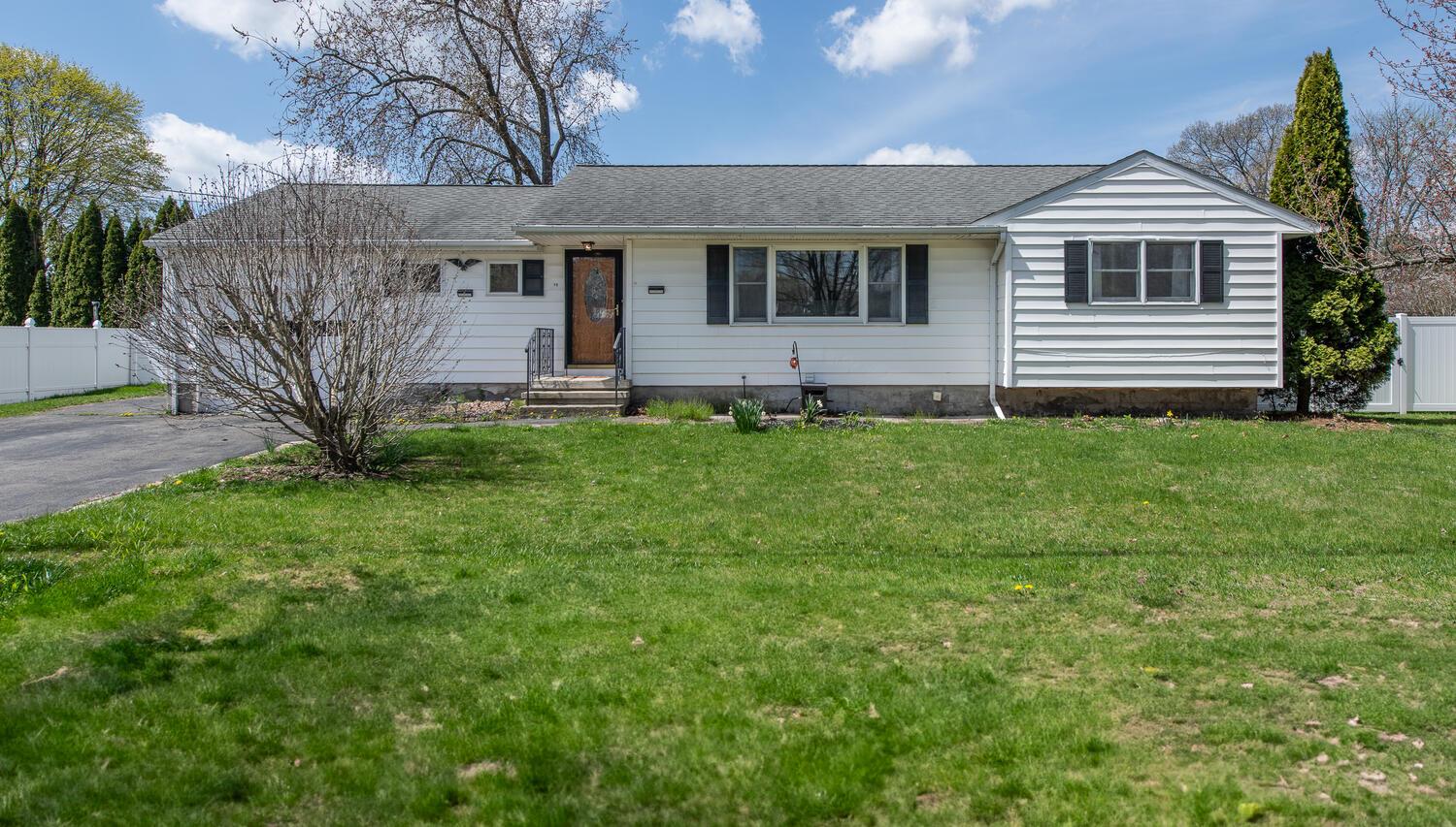 Simmons Drive, Saugerties, New York - 3 Bedrooms  
2 Bathrooms  
6 Rooms - 