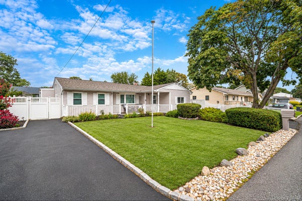 179 FORD ST, HOLBROOK, NY 11741 - Image b9e6ce74e89e9bf56bfb675d9f9ff128/186572618