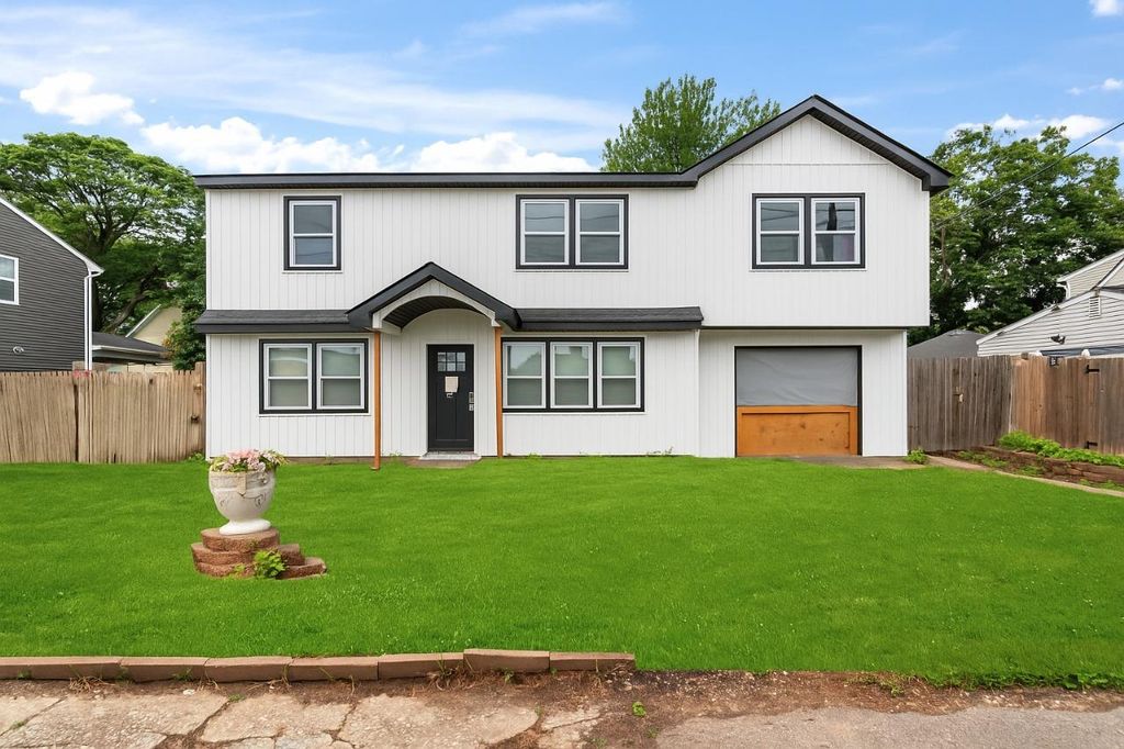 Photo of 130 E Carmans Road, Farmingdale, NY 11735 (MLS # 888807)