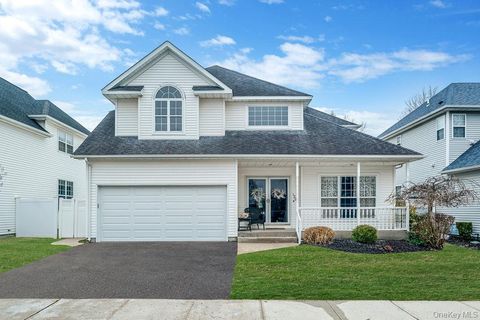 Homes For Sale - 120 Cranberry Court<br/> Melville, NY 11747