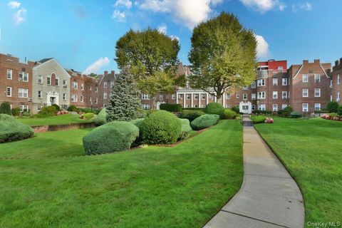 Photo of 106 S Village Avenue Ave #1D, Rockville Centre, NY 11572 (MLS # 919210)