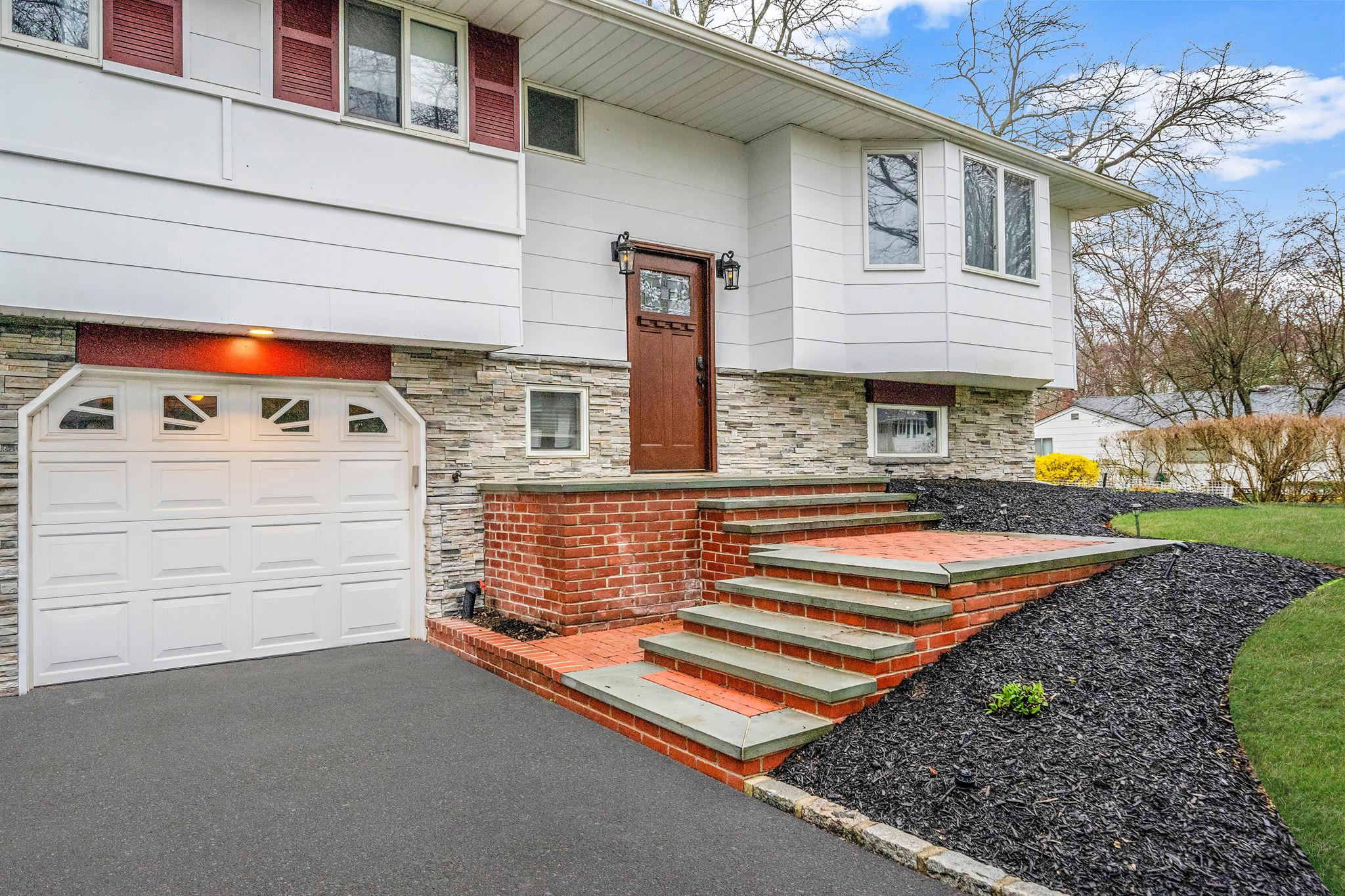114 Dawson Drive, Greenlawn, New York image 2