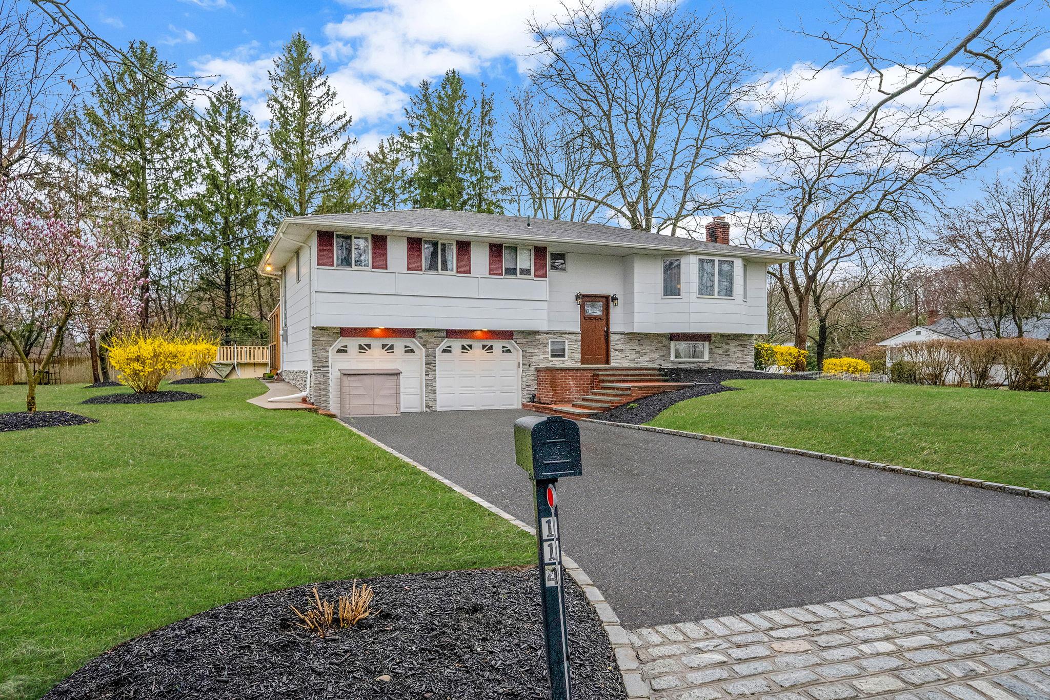 114 Dawson Drive, Greenlawn, New York image 3