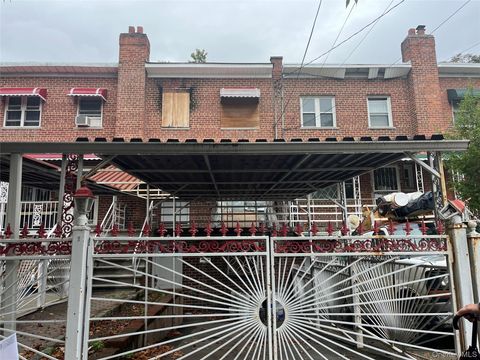 Photo of 3940 DeRemier Avenue, Bronx, NY 10466 (MLS # 928031) Photo of 3940 DeRemier Avenue, Bronx, NY 10466 (MLS # 928031)