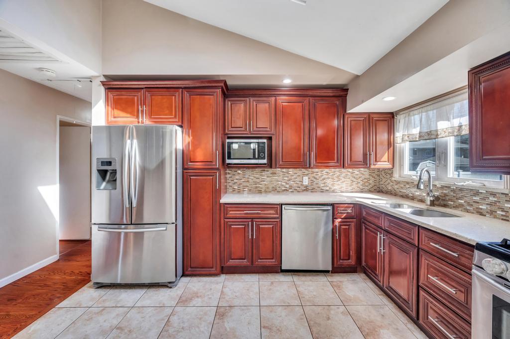 9 Ruth Boulevard, Commack, New York image 4
