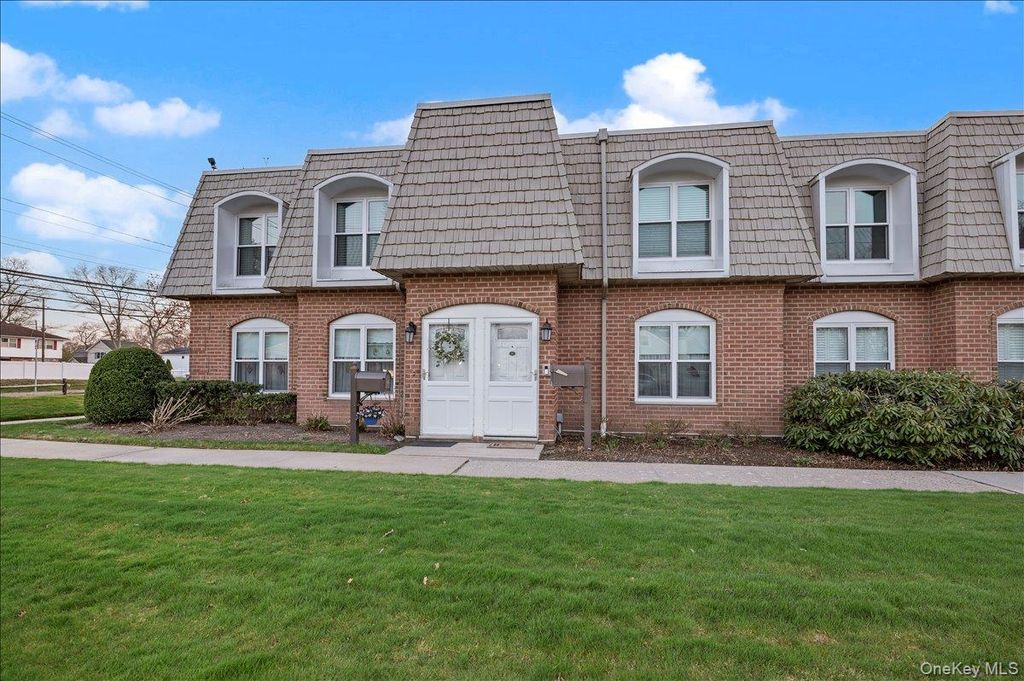 Photo of 175 Main Avenue #158, Wheatley Heights, NY 11798 (MLS # 985997)