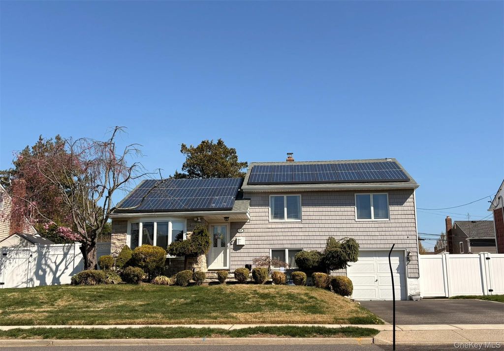 Photo of 16 Amherst Drive, Massapequa, NY 11758 (MLS # 984987)