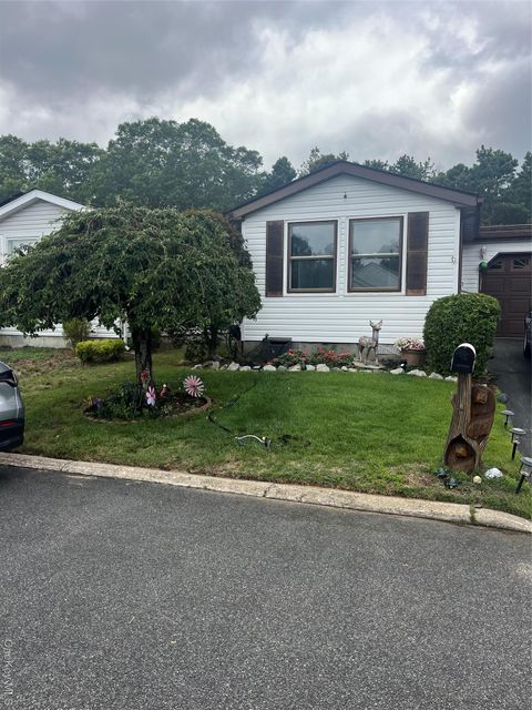 Photo of 93 Village Circle W, Manorville, NY 11949 (MLS # 897304)