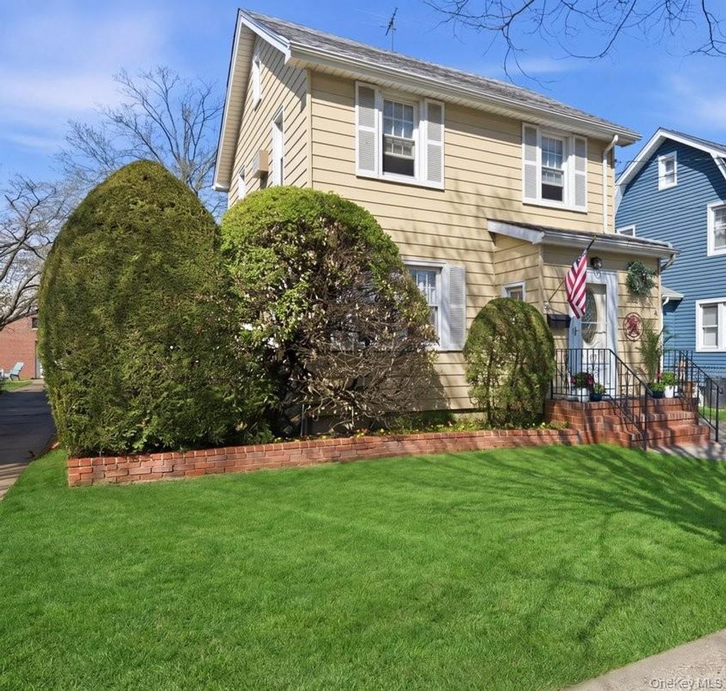 Photo of 17 Herkomer Street, New Hyde Park, NY 11040 (MLS # 964824)