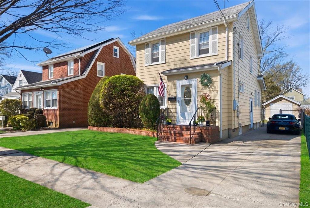 Photo of 17 Herkomer Street, New Hyde Park, NY 11040 (MLS # 964824)