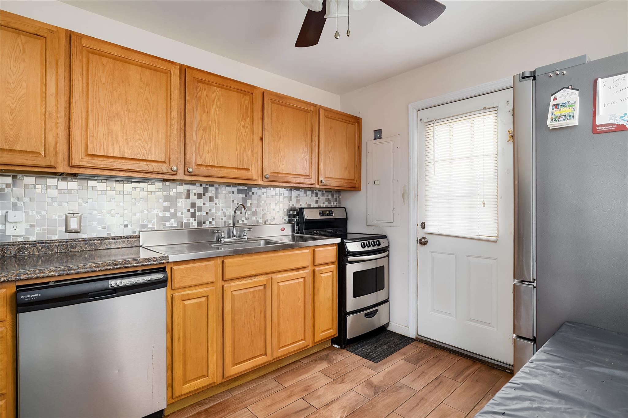 32 Rope Lane, Levittown, New York image 5