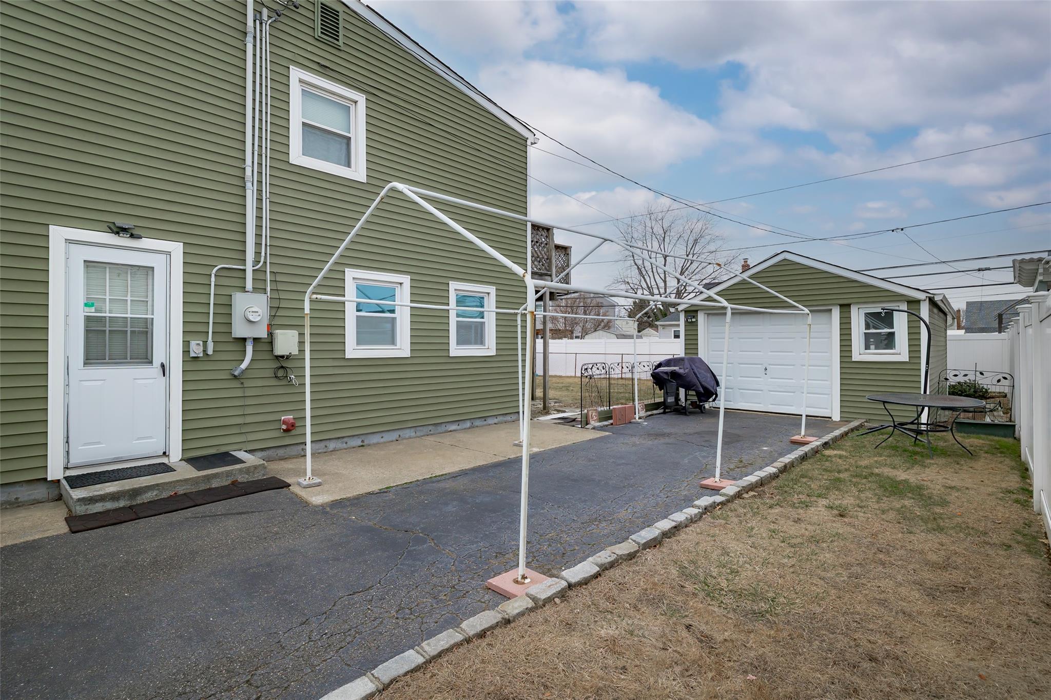 32 Rope Lane, Levittown, New York image 20