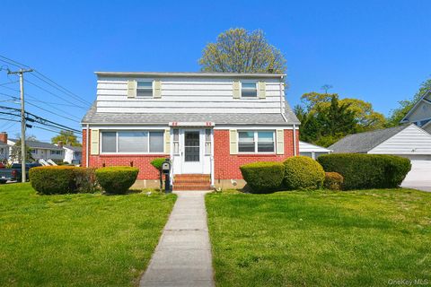 Townhouse For Sale - 36 Millwood Lane<br/> Merrick, NY 11566