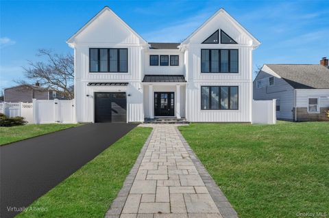 38 Pond Lane Levittown NY 11756