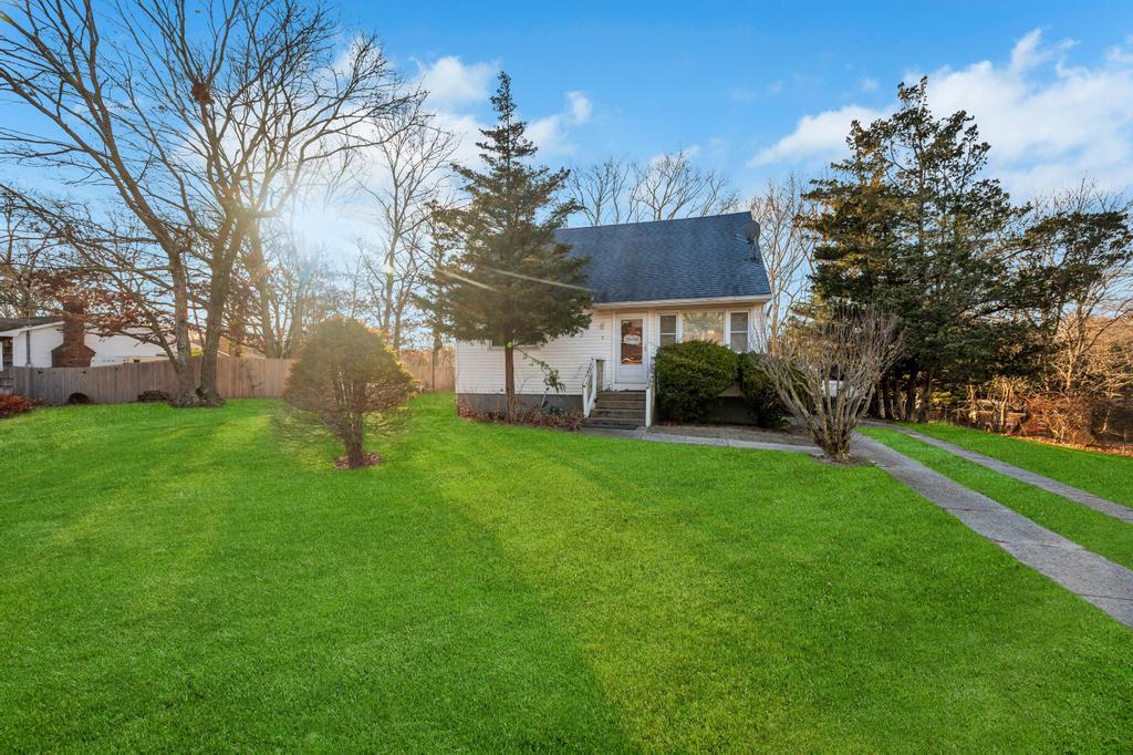 7 Quogue Avenue, Riverhead, New York image 3