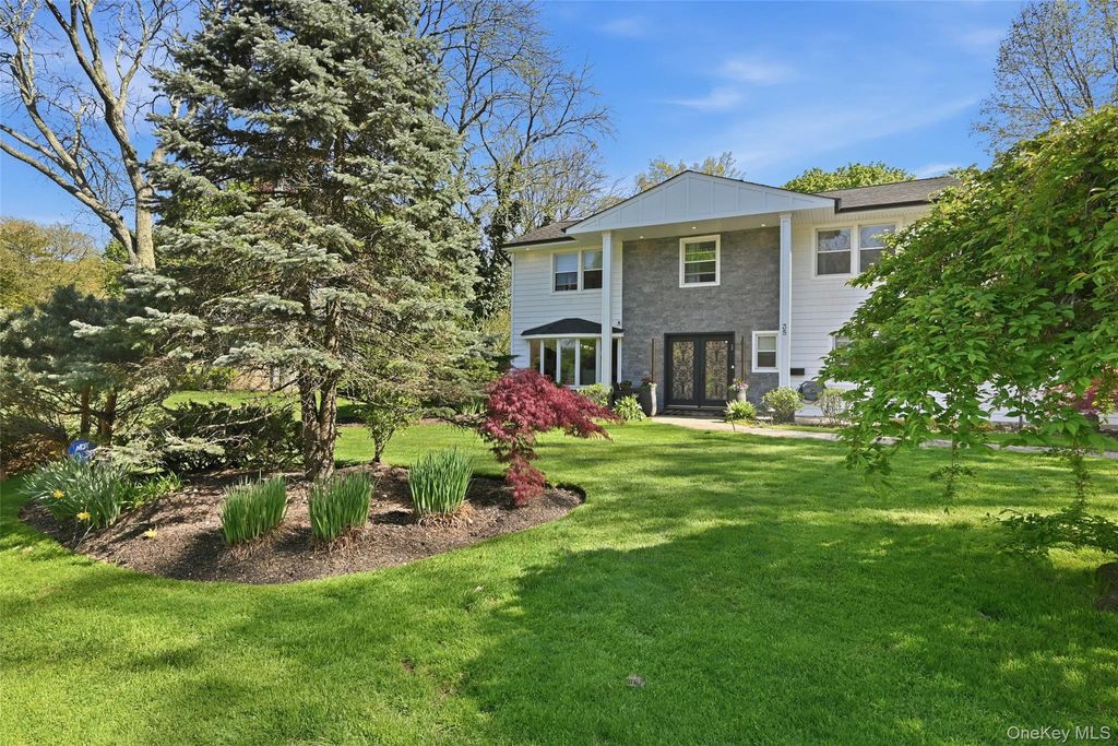 Photo of 35 Elm Drive, East Hills, NY 11576 (MLS # 985800)